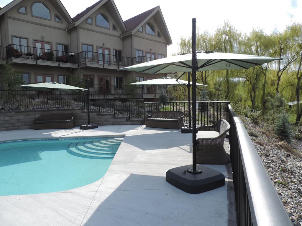 The Castle At Swan Lake Vernon Exterior foto